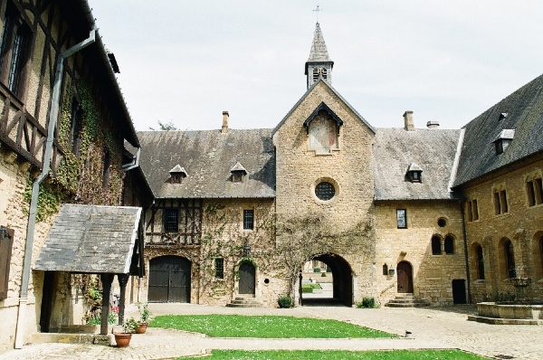a antiga abadia de Orval, produtora de cerveja