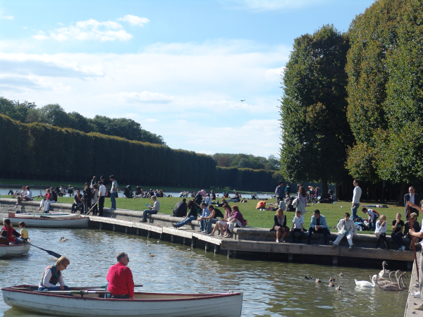 Calm waves of tourists...