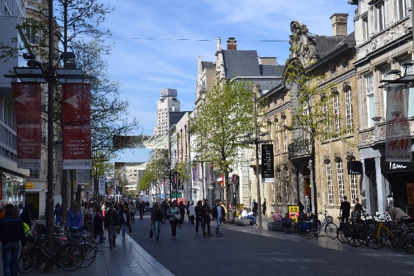 Meir, rua especialmente dedicada aos pedestres-compradores
