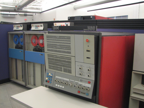 a informatização dos diálogos (foto: Erik Pitti Flickr: IBM System/360 Mainframe, CC BY 2.0, https://commons.wikimedia.org/w/index.php?curid=12806928)